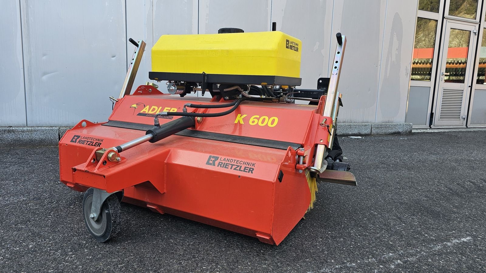 Kehrmaschine des Typs Adler Arbeitsmaschinen K600/135 Kehrmaschine Euro, Vorführmaschine in Ried im Oberinntal (Bild 1)