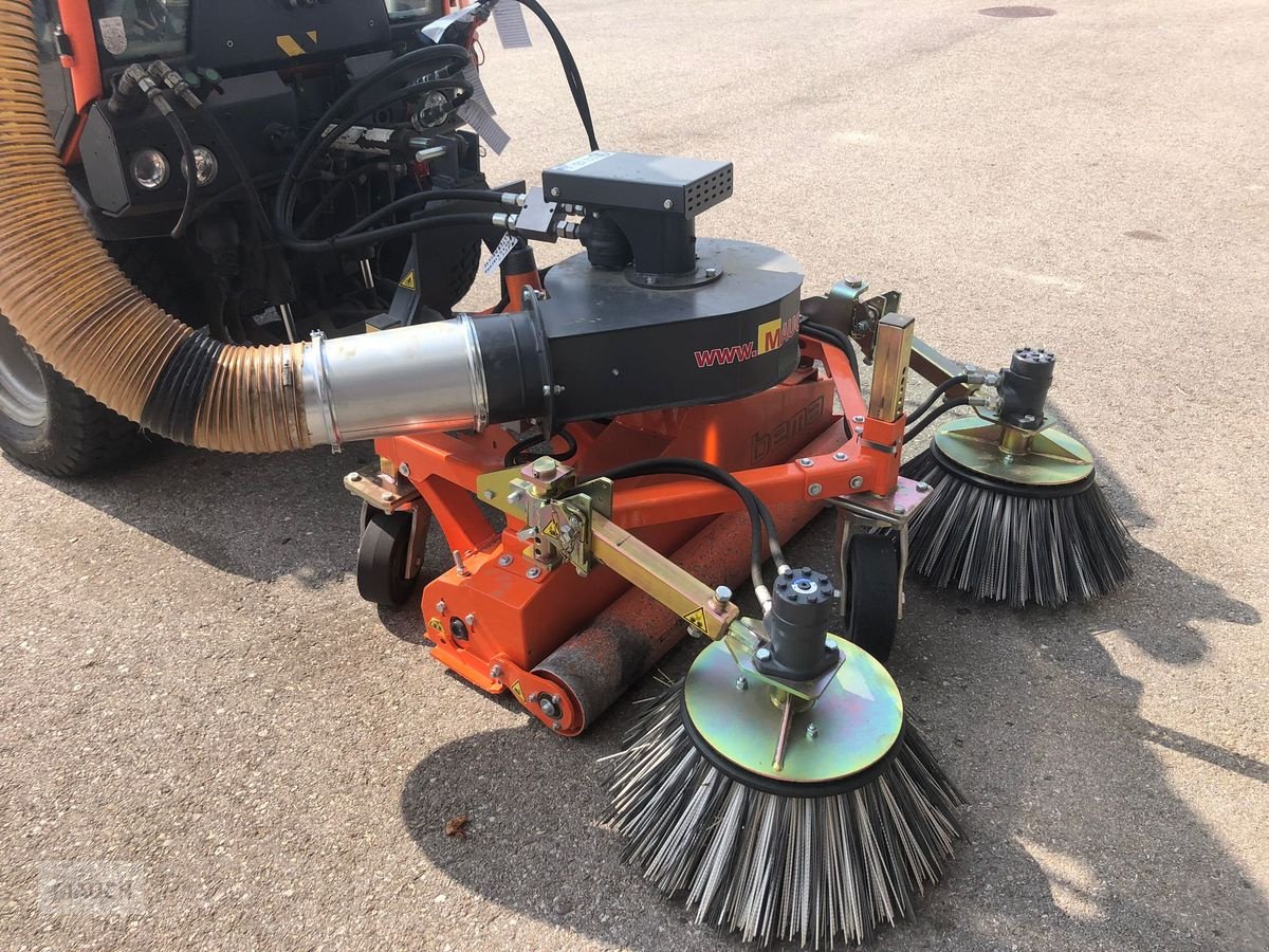 Kehrmaschine of the type Bema Saug-Kehrdüse, Neumaschine in Burgkirchen (Picture 2)