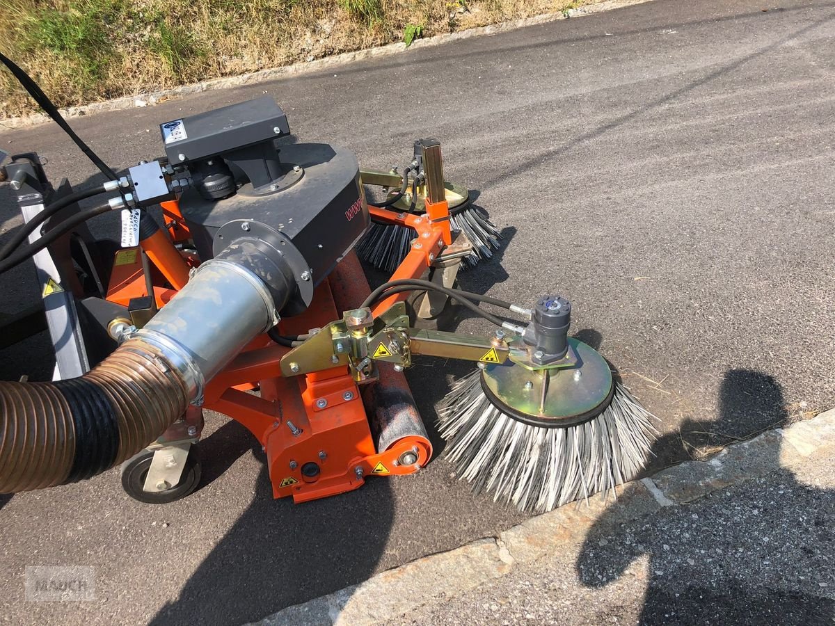 Kehrmaschine of the type Bema Saug-Kehrdüse, Neumaschine in Burgkirchen (Picture 4)