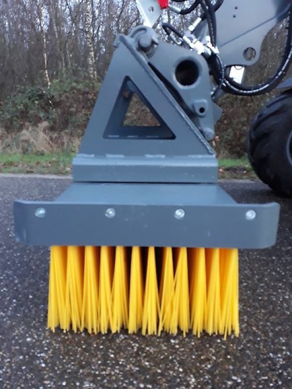 Kehrmaschine des Typs Bressel & Lade W05 2000 mm Euro mit Abstellhilfe, Neumaschine in Itterbeck (Bild 12)