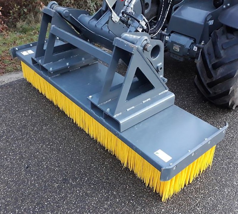 Kehrmaschine des Typs Bressel & Lade W05 2000 mm Euro mit Abstellhilfe, Neumaschine in Itterbeck (Bild 1)