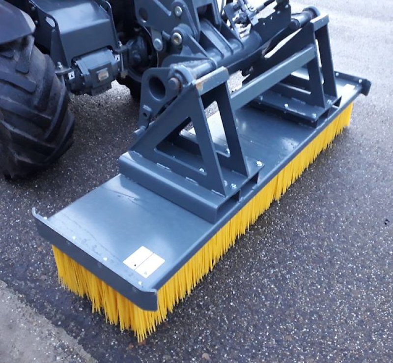 Kehrmaschine des Typs Bressel & Lade W05 2000 mm Euro mit Abstellhilfe, Neumaschine in Itterbeck (Bild 4)