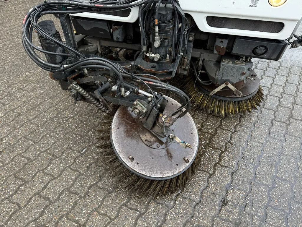 Kehrmaschine типа Bucher Citycat 5006 XL 3 extra Borstels NL Machine, Gebrauchtmaschine в Saasveld (Фотография 4)