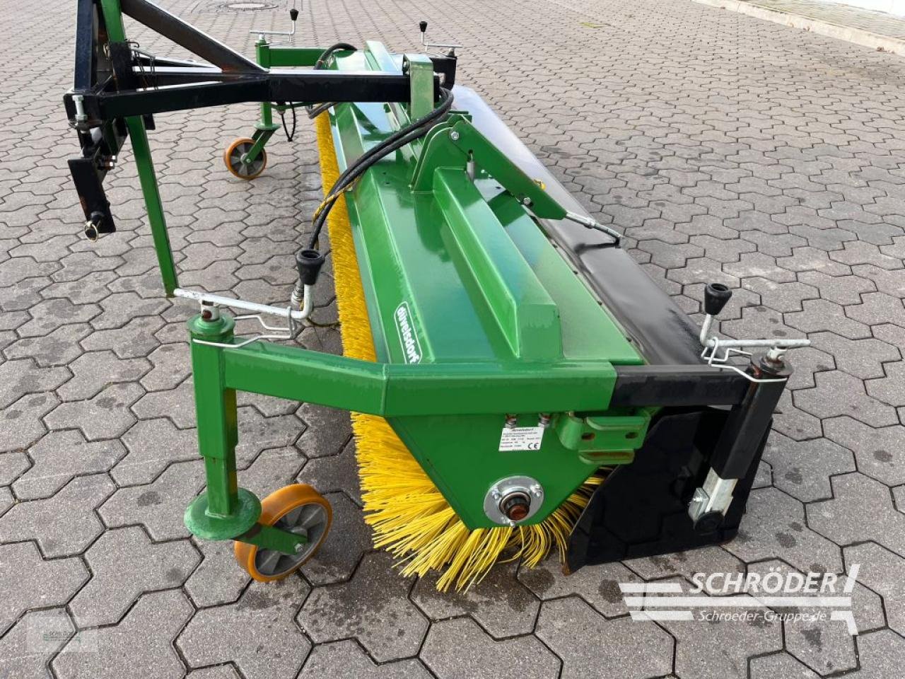 Kehrmaschine des Typs Düvelsdorf DKW 2,70 M 3-PUNKT KEHRMASCHINE, Gebrauchtmaschine in Leizen (Bild 2)