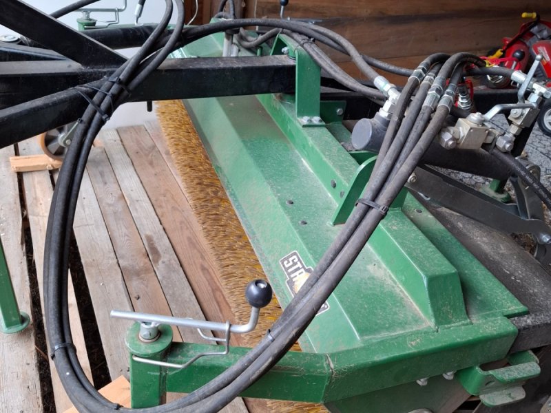 Kehrmaschine des Typs Düvelsdorf Frontkehrbesen, Gebrauchtmaschine in Scheyern (Bild 1)