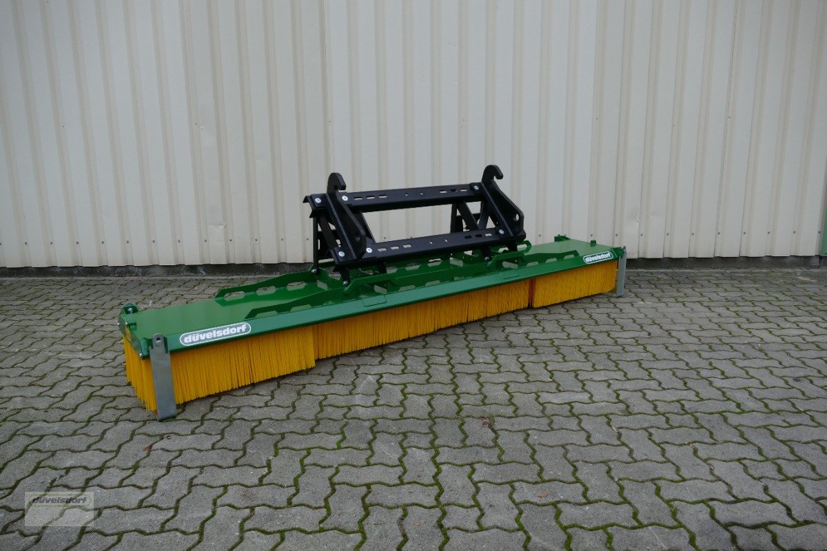 Kehrmaschine des Typs Düvelsdorf Kehrbesen Standard HD, Neumaschine in Ottersberg - Bahnhof (Bild 1)