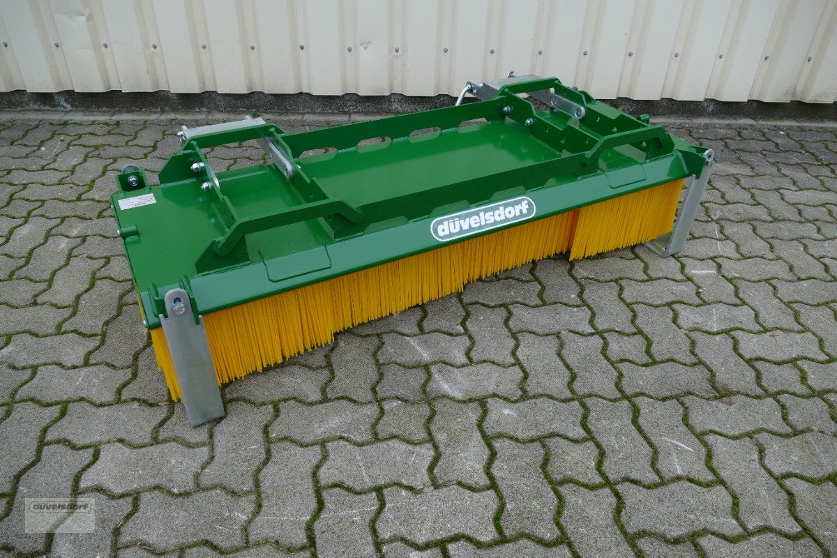 Kehrmaschine des Typs Düvelsdorf Kehrbesen Standard HD, Neumaschine in Ottersberg - Bahnhof (Bild 2)