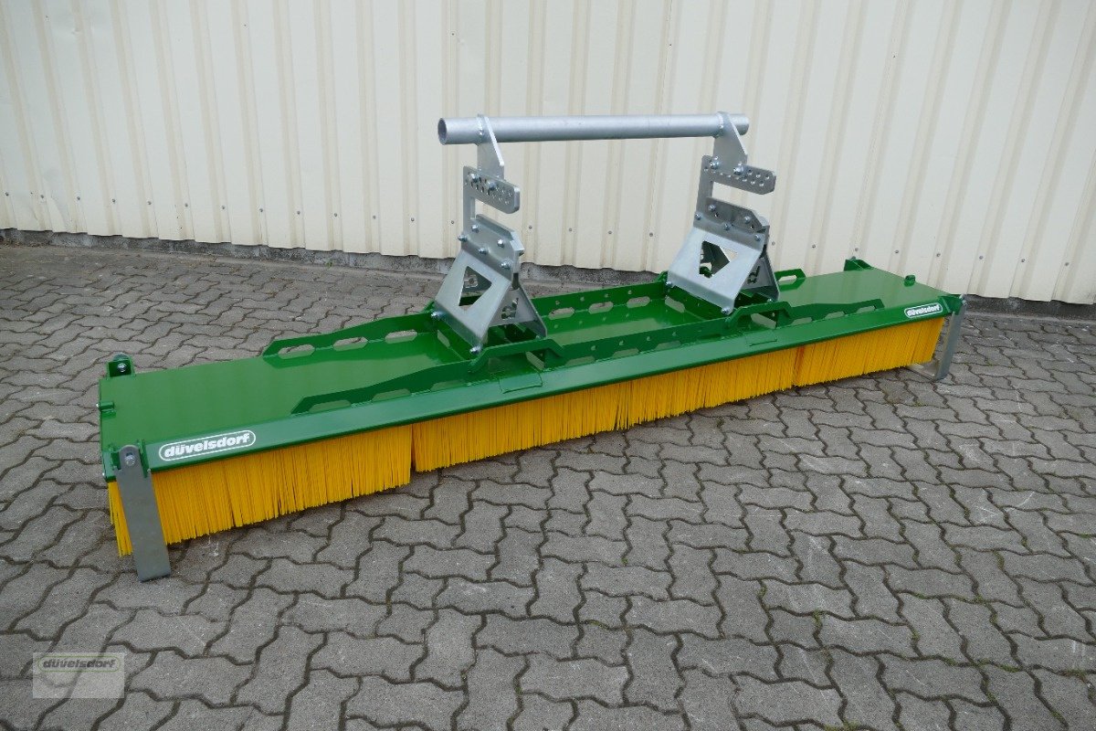 Kehrmaschine des Typs Düvelsdorf Kehrbesen Standard HD, Neumaschine in Ottersberg - Bahnhof (Bild 4)