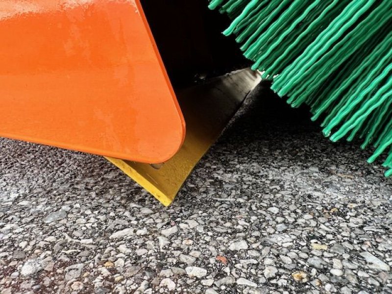 Kehrmaschine des Typs Eco Kehrmaschine WS160 zu Hoflader Euroaufnahme, Neumaschine in Tamsweg (Bild 11)