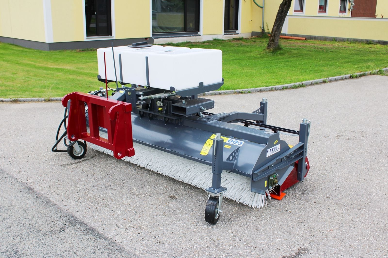 Kehrmaschine des Typs FK Machinery Kehrmaschine 2300 hydro, Neumaschine in Neukirchen am Walde  (Bild 4)