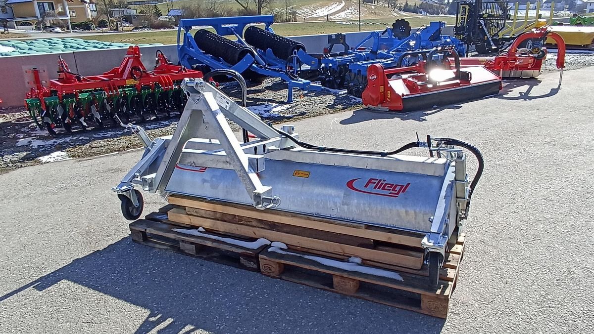 Kehrmaschine des Typs Fliegl ECONOMY 230, Neumaschine in Grünbach (Bild 3)