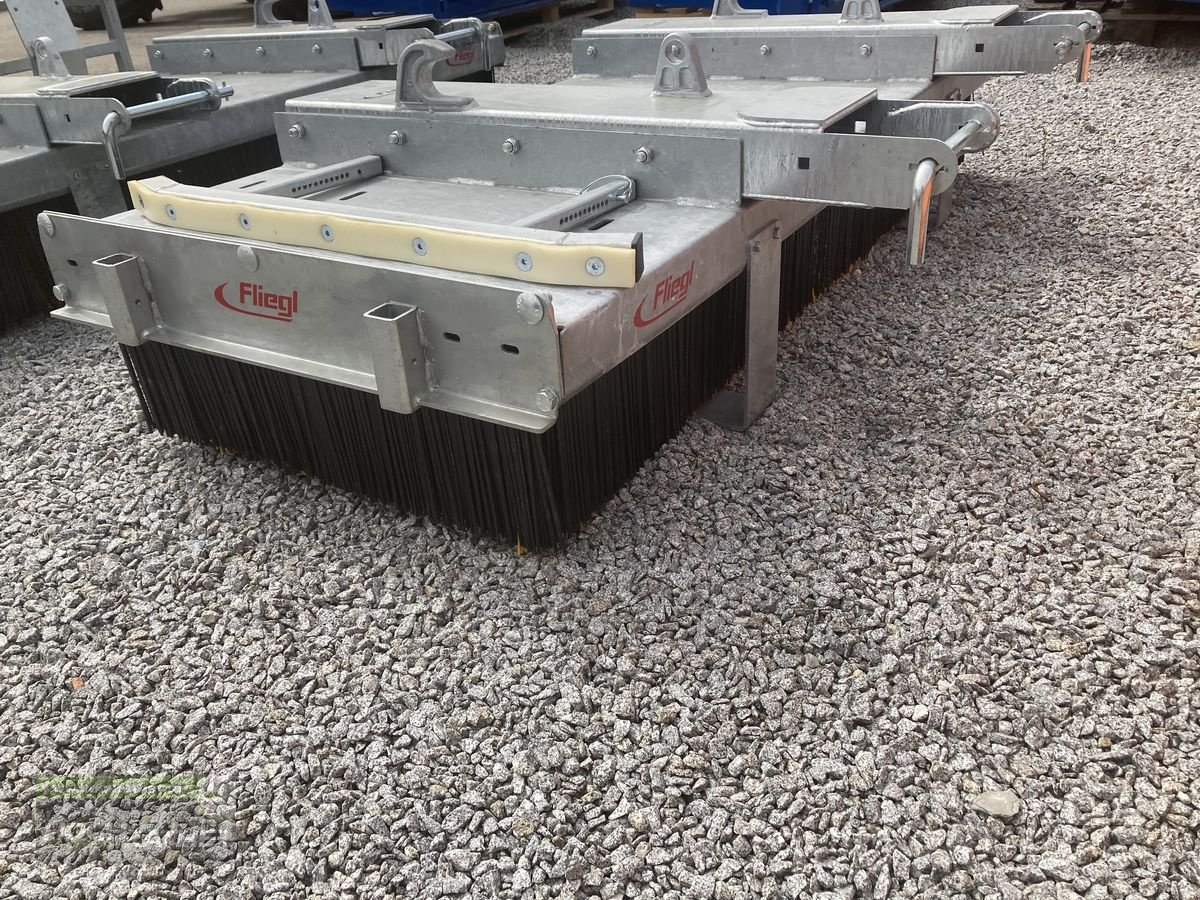 Kehrmaschine des Typs Fliegl Kehrbesen Löwe 2000, Neumaschine in Kronstorf (Bild 3)