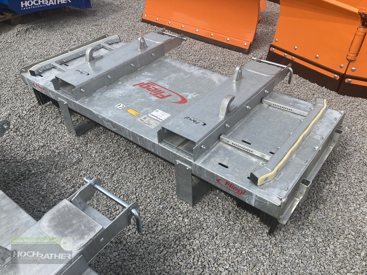 Kehrmaschine des Typs Fliegl Kehrbesen Löwe 2000, Neumaschine in Kronstorf (Bild 1)