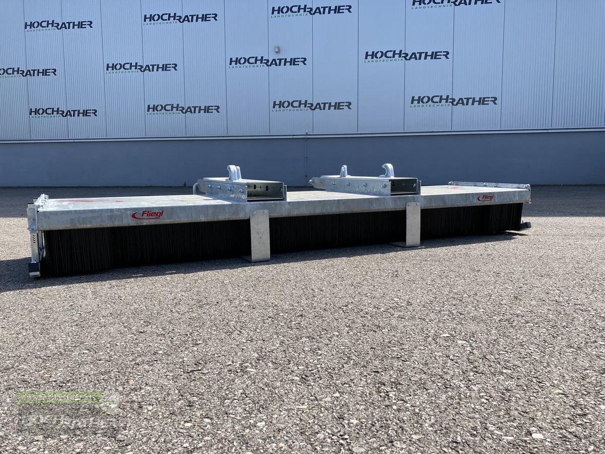 Kehrmaschine des Typs Fliegl Kehrbesen Löwe, Neumaschine in Kronstorf (Bild 1)