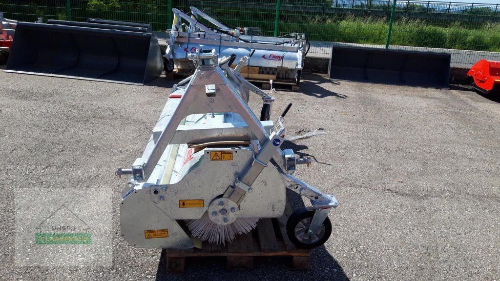 Kehrmaschine des Typs Fliegl KEHRMASCHINE ECONOMY 2300, Neumaschine in Aschbach (Bild 2)