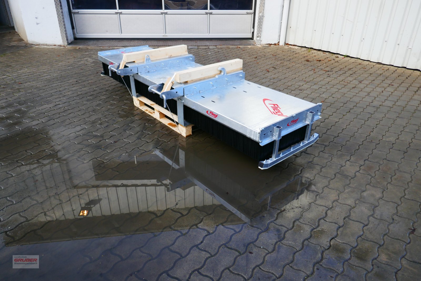 Kehrmaschine des Typs Fliegl Löwe 3000mm - 12 Besenreihen, Neumaschine in Dorfen (Bild 2)