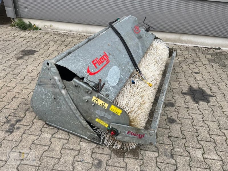 Kehrmaschine des Typs Fliegl PowerPro 1,90 m, Gebrauchtmaschine in Neuhof - Dorfborn (Bild 1)