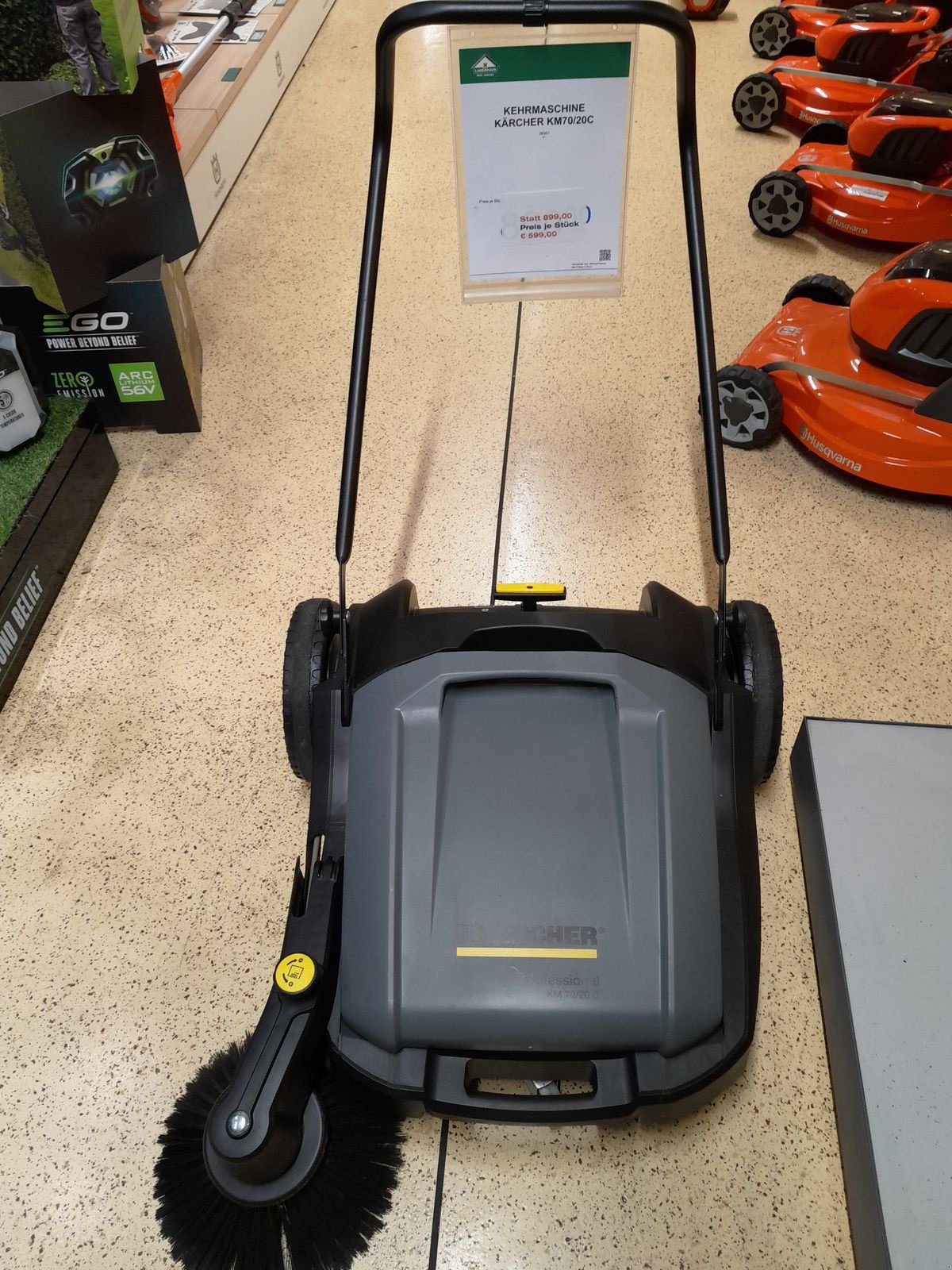 Kehrmaschine typu Kärcher Handkehrmaschine KM 70/20 C, Vorführmaschine v Bergheim (Obrázek 1)