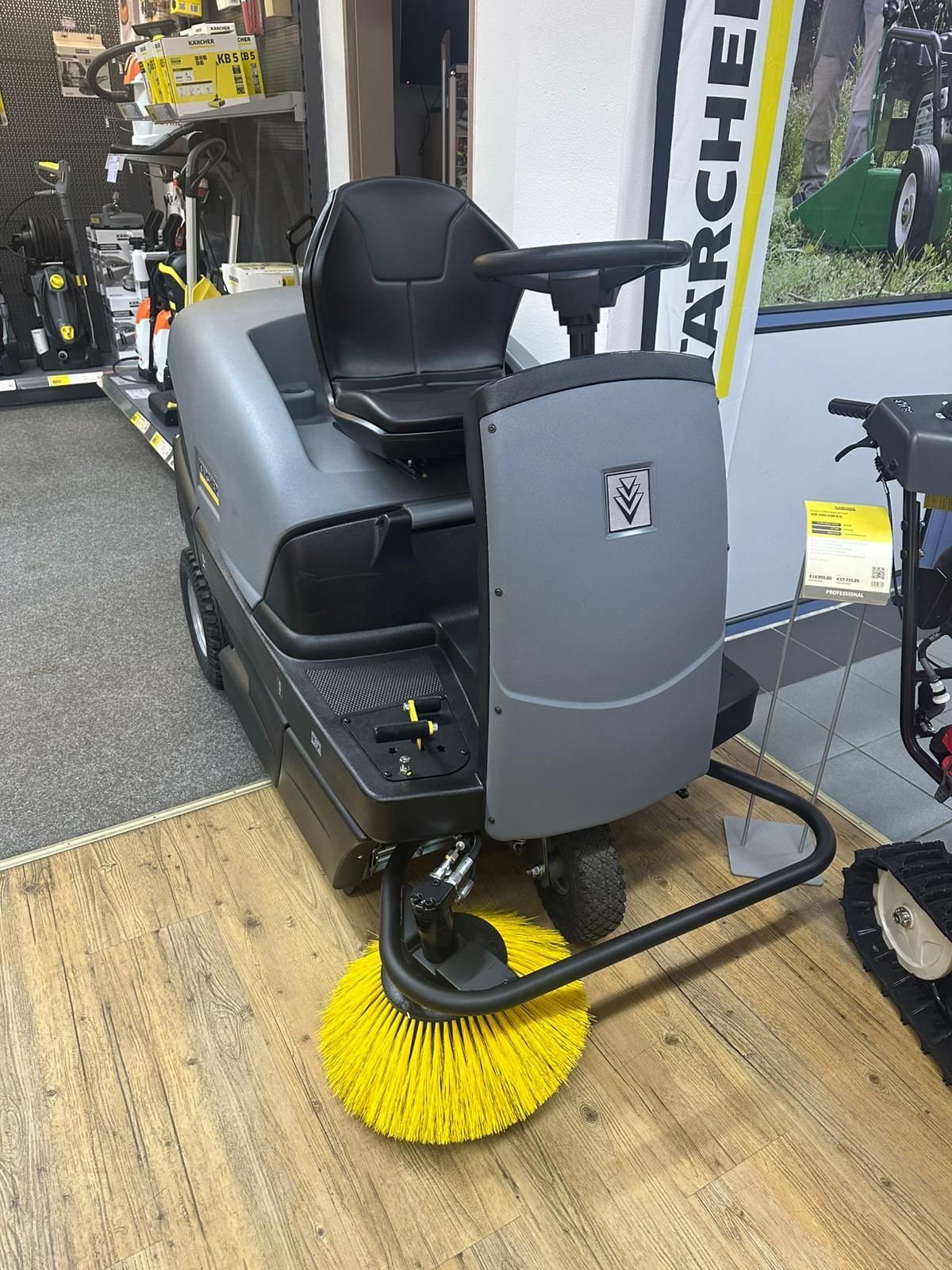 Kehrmaschine a típus Kärcher KM 100/100 RP, Neumaschine ekkor: Esslingen (Sirnau) (Kép 1)