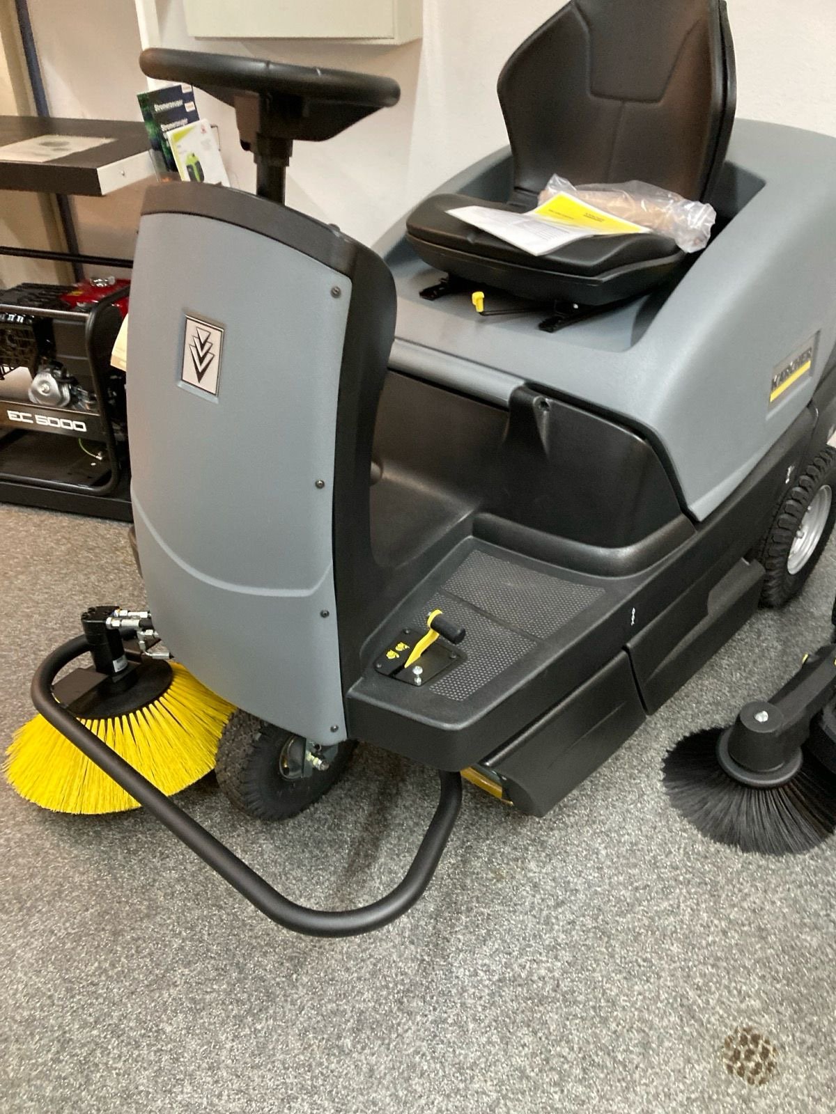 Kehrmaschine a típus Kärcher KM 100/100 RP, Neumaschine ekkor: Esslingen (Sirnau) (Kép 2)