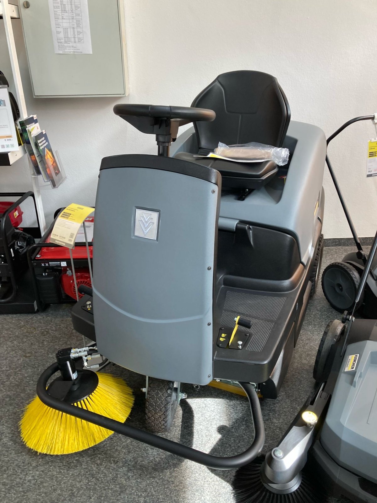 Kehrmaschine a típus Kärcher KM 100/100 RP, Neumaschine ekkor: Esslingen (Sirnau) (Kép 4)