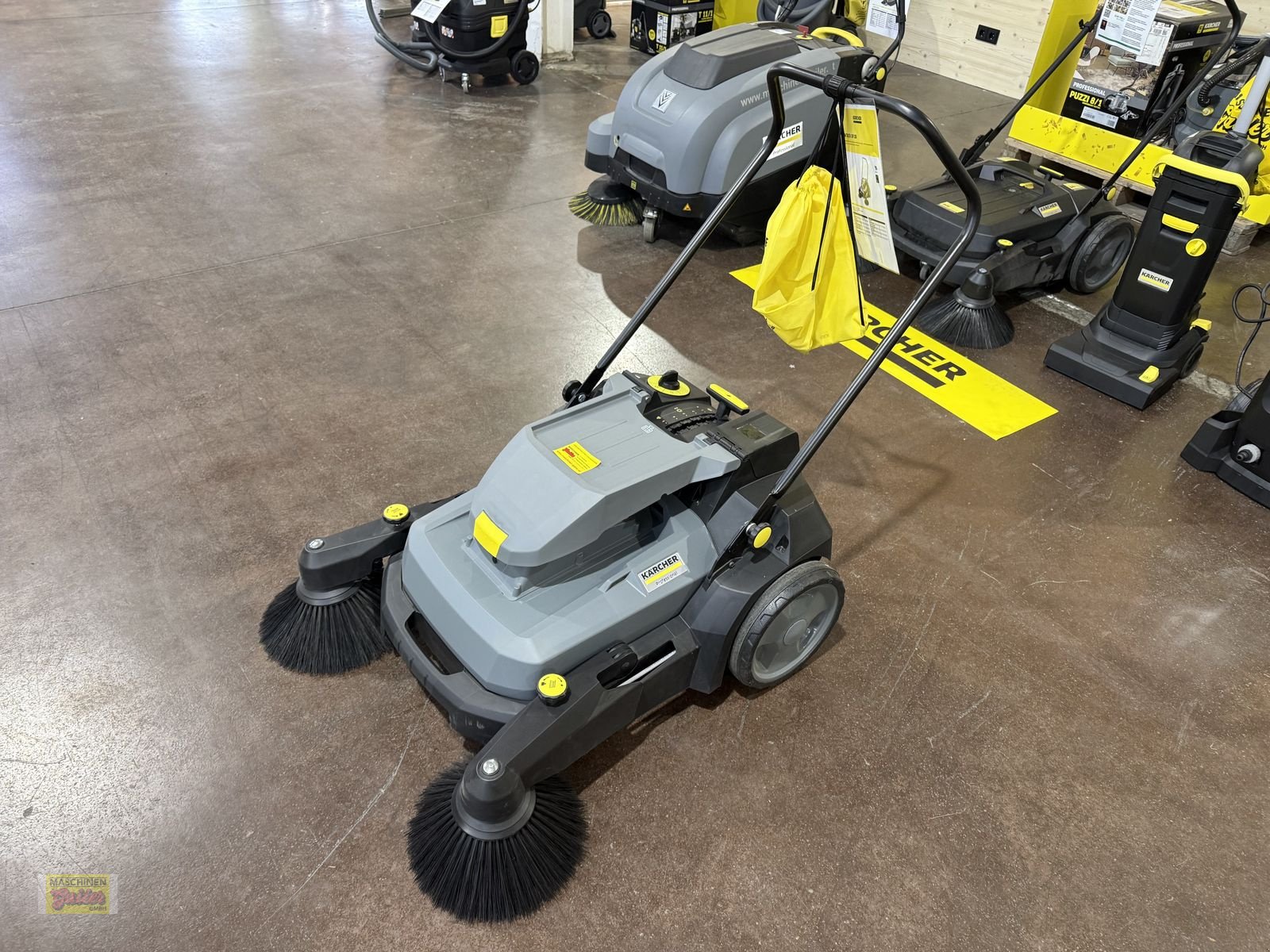 Kehrmaschine del tipo Kärcher KM 70/25 C Bp 2SB elektrische Kehrmaschine, Neumaschine en Kötschach (Imagen 4)