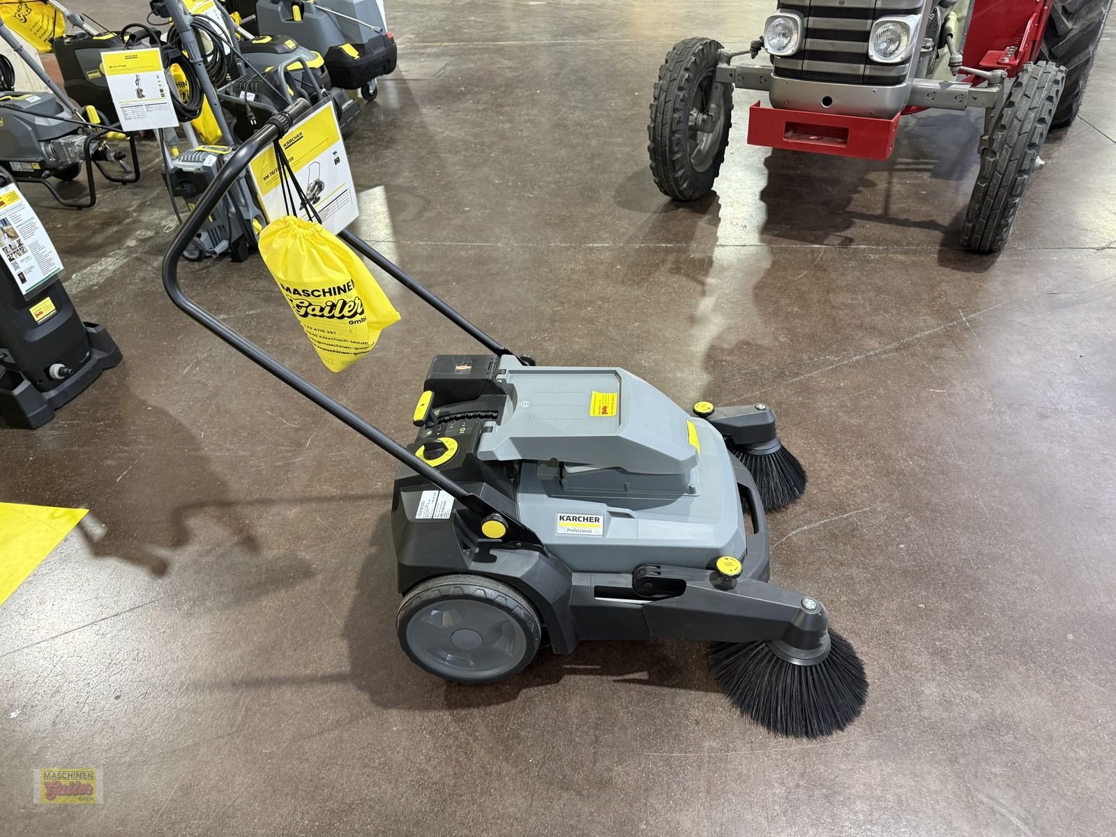 Kehrmaschine del tipo Kärcher KM 70/25 C Bp 2SB elektrische Kehrmaschine, Neumaschine en Kötschach (Imagen 8)