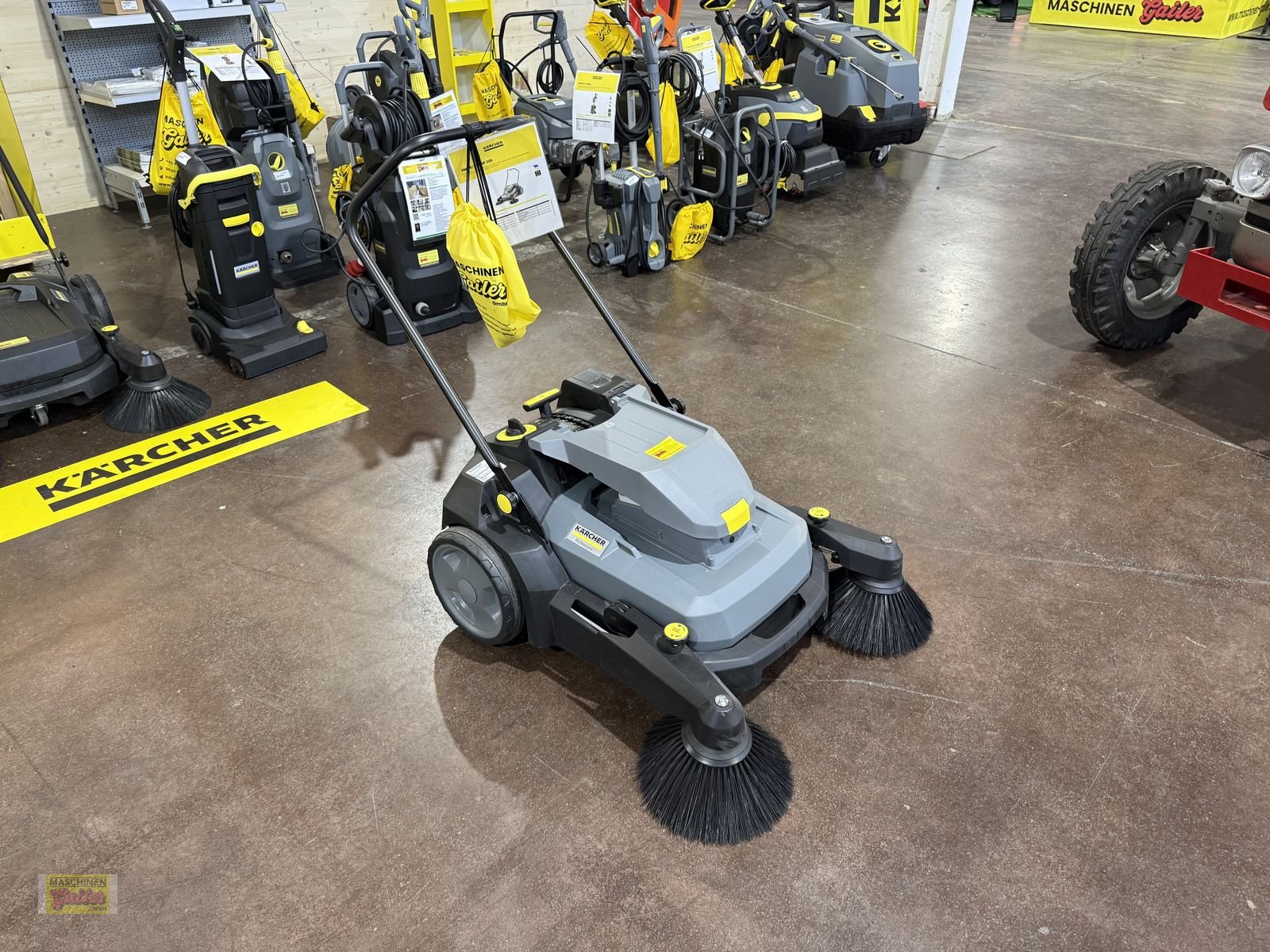 Kehrmaschine del tipo Kärcher KM 70/25 C Bp 2SB elektrische Kehrmaschine, Neumaschine en Kötschach (Imagen 2)