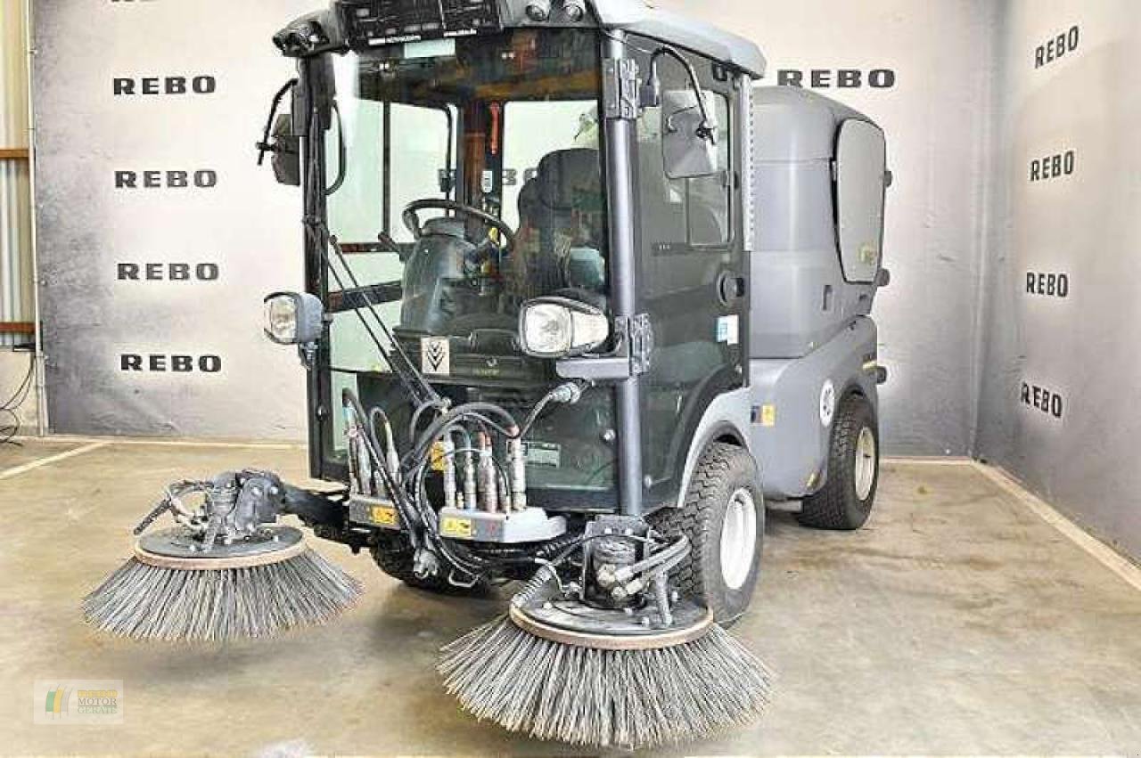 Kehrmaschine of the type Kärcher MC130, Gebrauchtmaschine in Winsen (Picture 1)