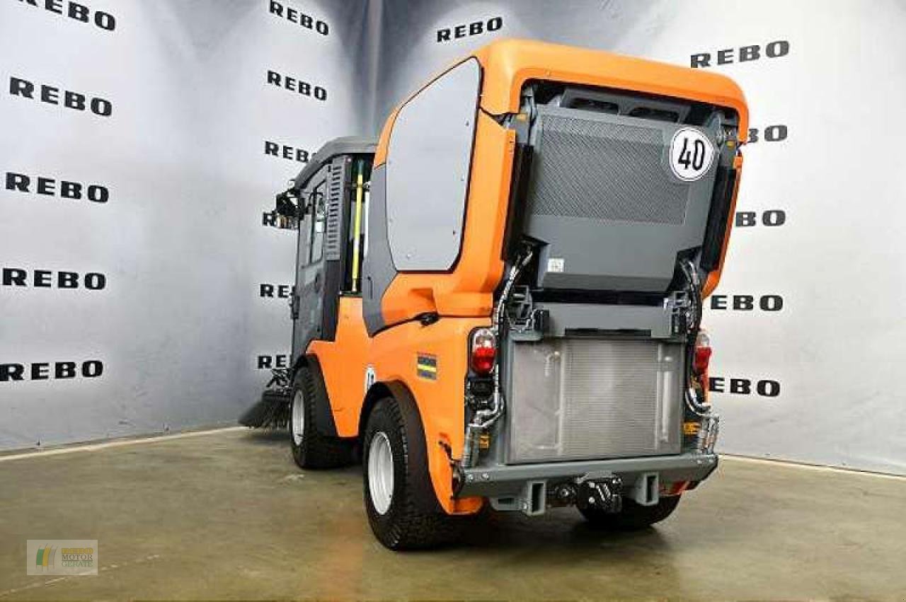 Kehrmaschine от тип Kärcher MC130, Gebrauchtmaschine в Cloppenburg (Снимка 2)