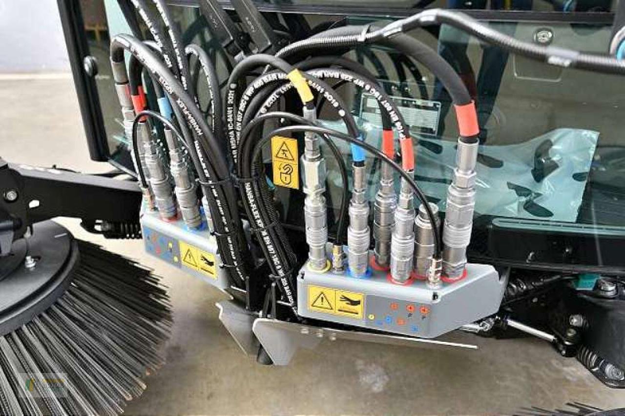 Kehrmaschine от тип Kärcher MC130, Gebrauchtmaschine в Cloppenburg (Снимка 5)