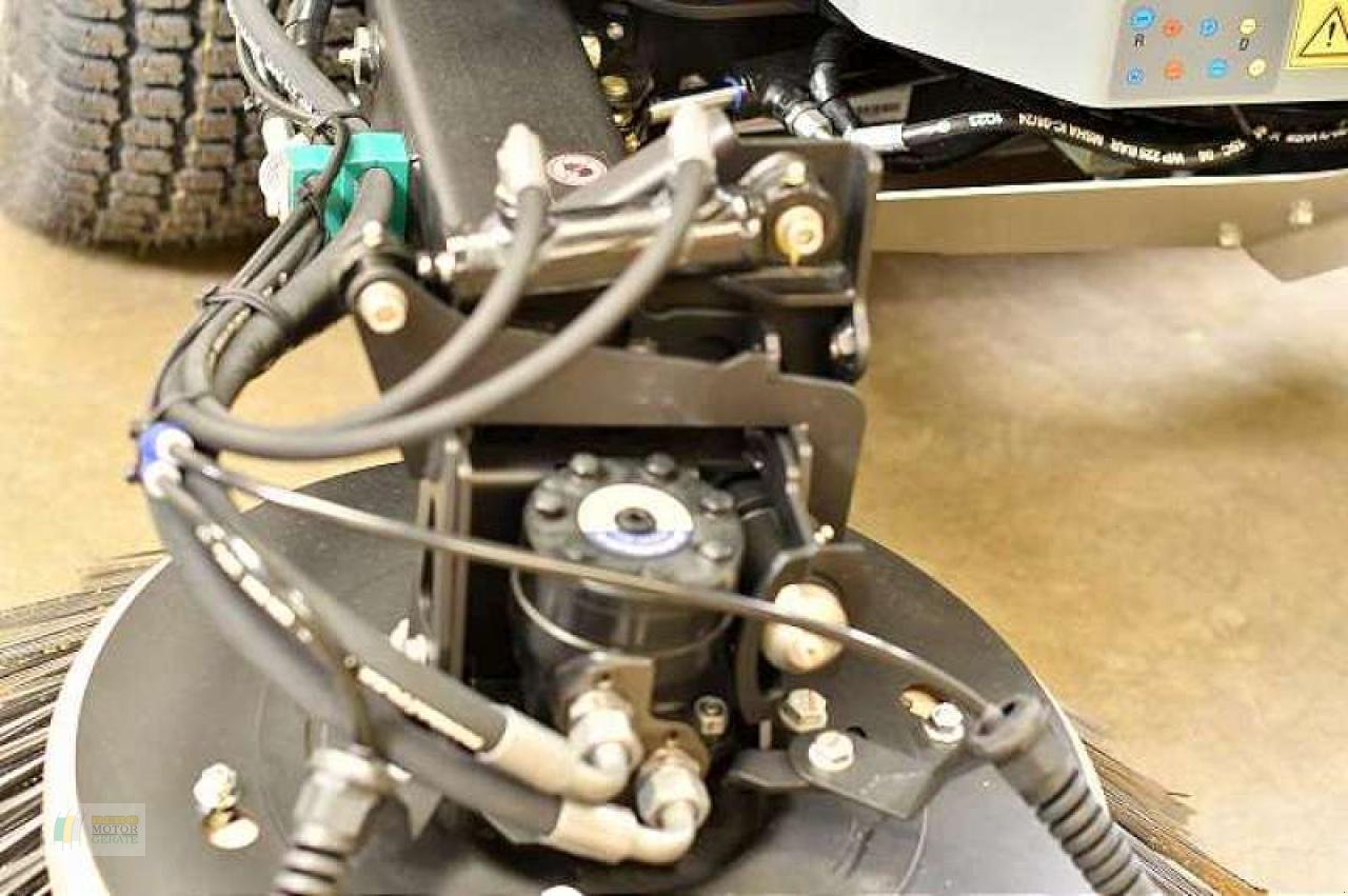 Kehrmaschine del tipo Kärcher MC150, Neumaschine en Winsen (Imagen 10)