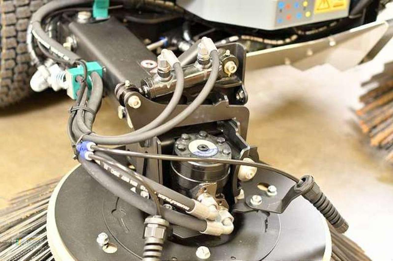 Kehrmaschine des Typs Kärcher MC150, Neumaschine in Cloppenburg (Bild 8)