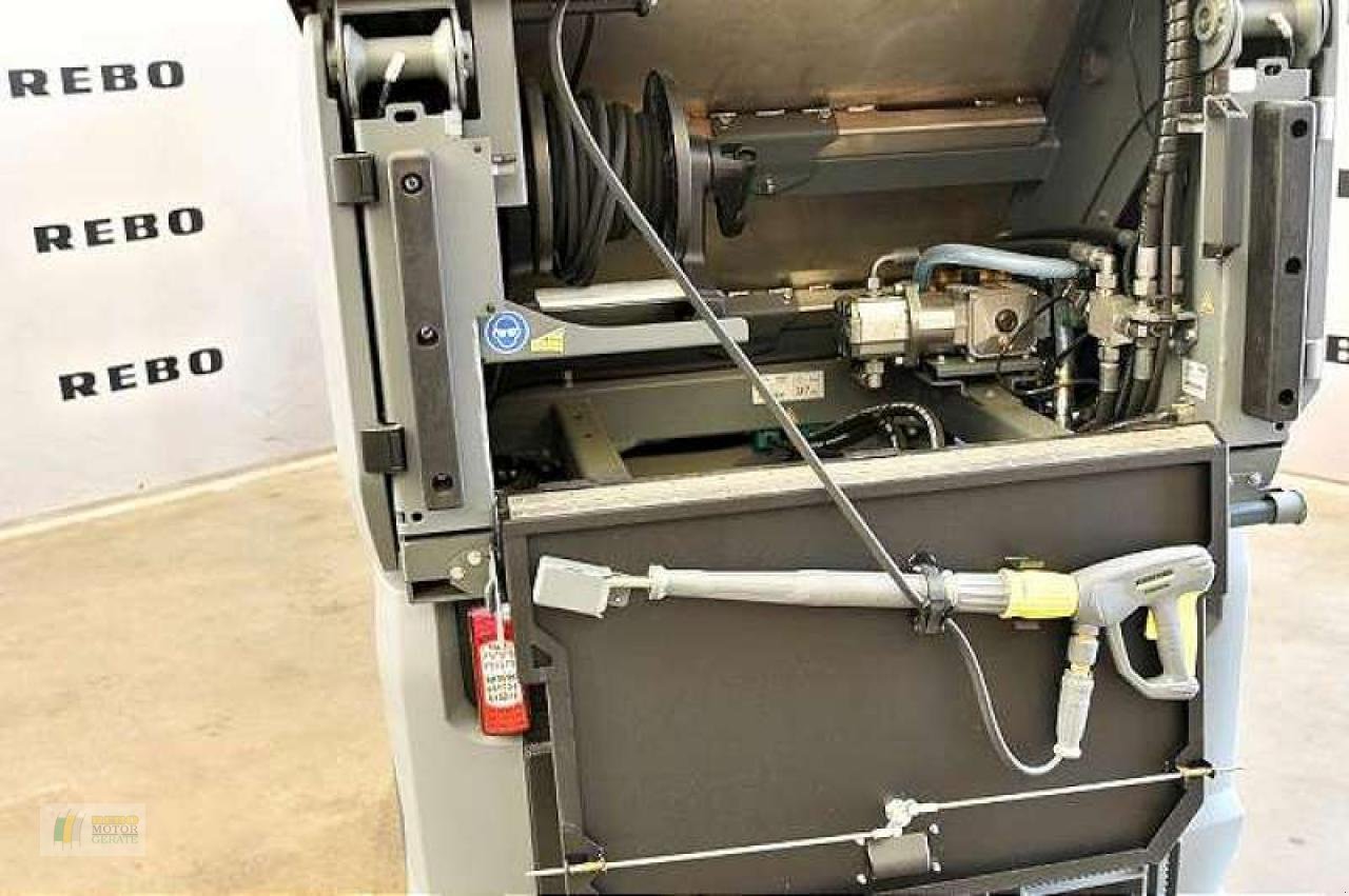 Kehrmaschine du type Kärcher MC250, Gebrauchtmaschine en Bredstedt (Photo 3)