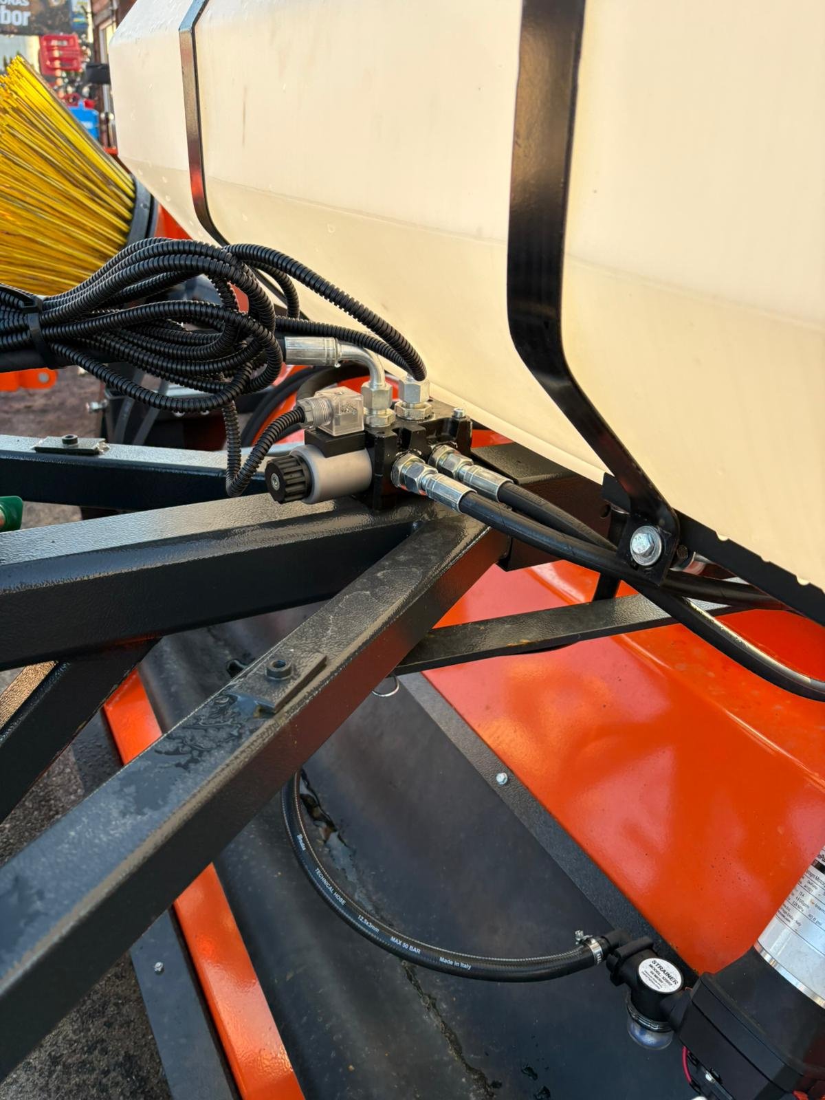 Kehrmaschine des Typs Metal-Technik Kehrmaschine / sweeper, Neumaschine in Michałowo (Bild 7)