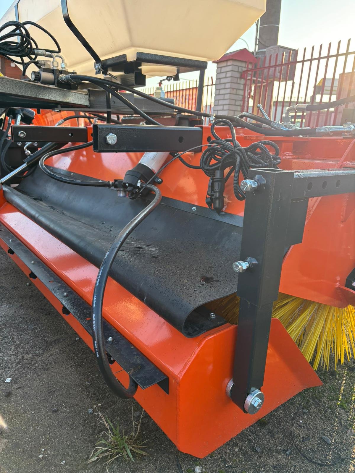 Kehrmaschine des Typs Metal-Technik Kehrmaschine / sweeper, Neumaschine in Michałowo (Bild 8)