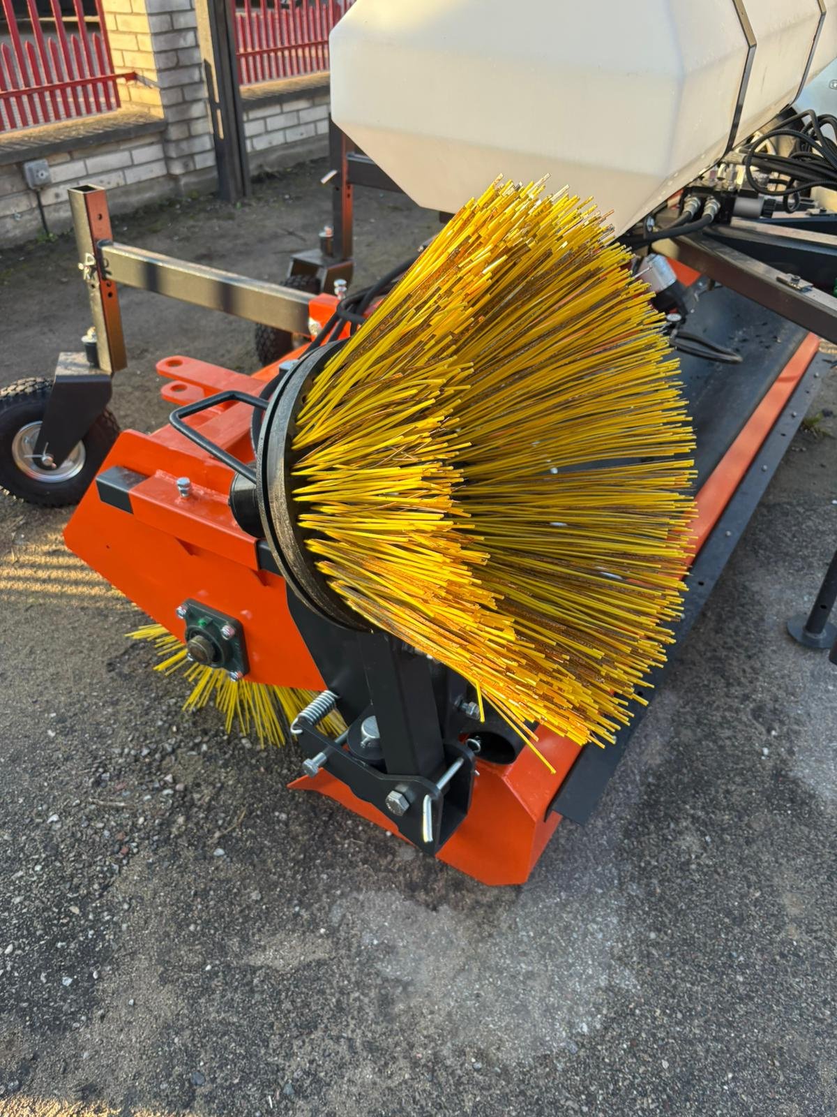 Kehrmaschine des Typs Metal-Technik Kehrmaschine / sweeper, Neumaschine in Michałowo (Bild 14)