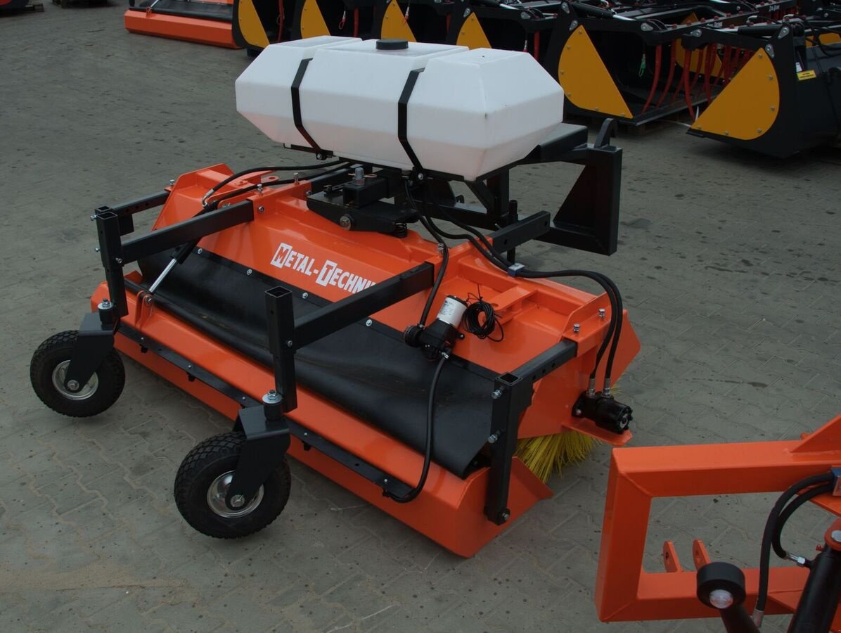 Kehrmaschine des Typs Metal-Technik Kehrmaschine / sweeper, Neumaschine in Michałowo (Bild 4)