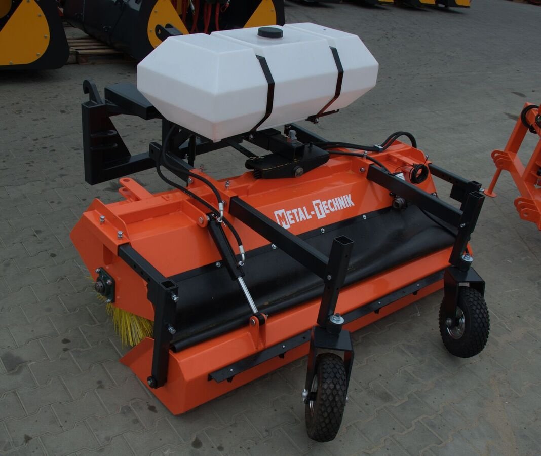 Kehrmaschine des Typs Metal-Technik Kehrmaschine / sweeper, Neumaschine in Michałowo (Bild 2)