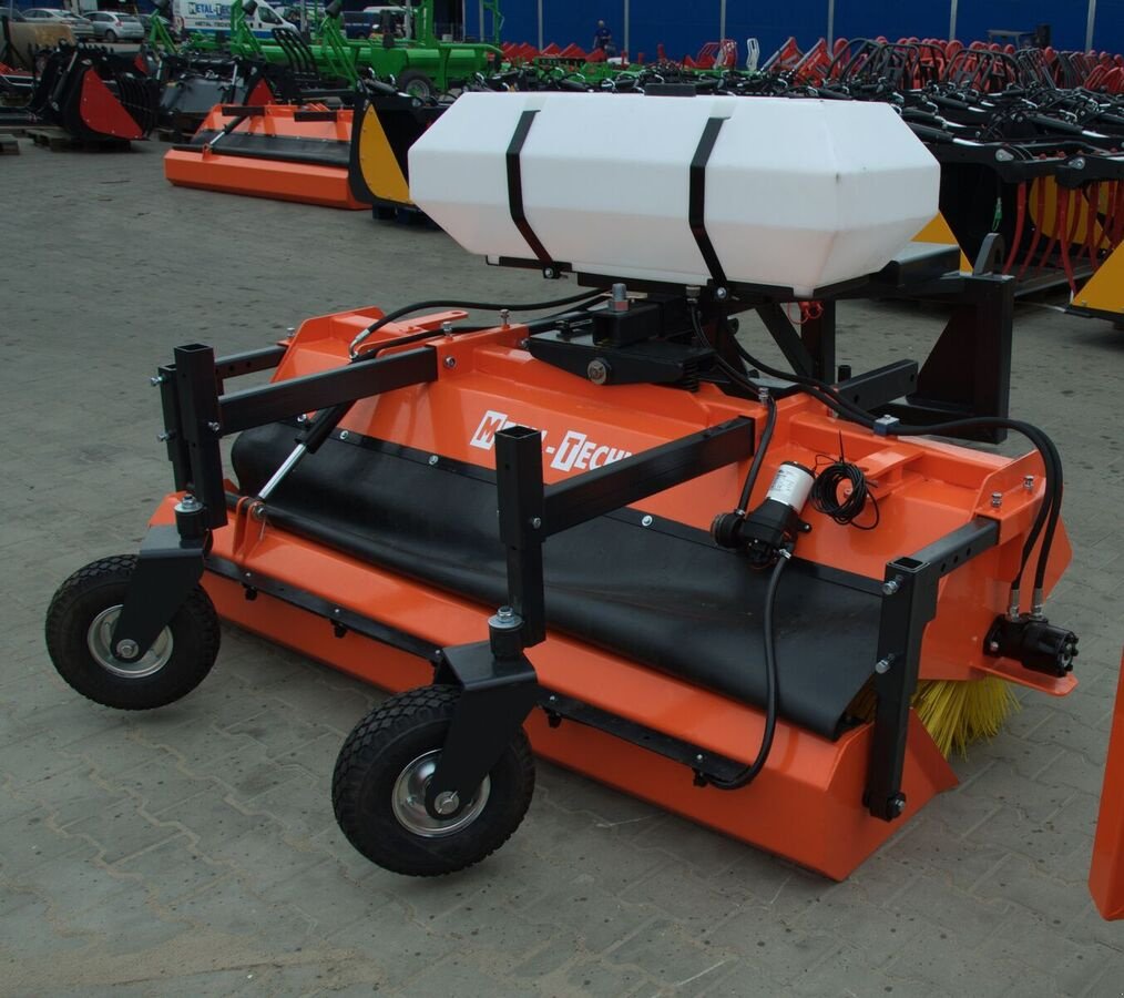 Kehrmaschine des Typs Metal-Technik Kehrmaschine / sweeper, Neumaschine in Michałowo (Bild 3)