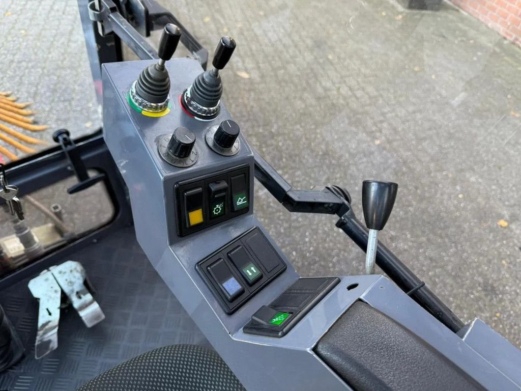 Kehrmaschine des Typs Nimos DM-Trac 205 OKB-70- Onkruidborstelmachine Werktuigendrager 4X H, Gebrauchtmaschine in Saasveld (Bild 10)