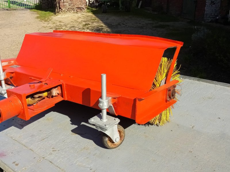 Kehrmaschine des Typs Nimos Walzenbürste Kehrbürste Kehrwalze, Gebrauchtmaschine in Düsseldorf (Bild 1)