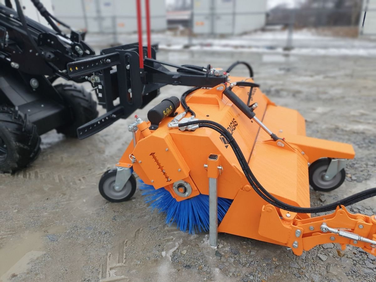 Kehrmaschine des Typs Padagas FOX H Kehrmaschine Hoflader Radlader Traktor, Neumaschine in Aigen-Schlägl (Bild 16)