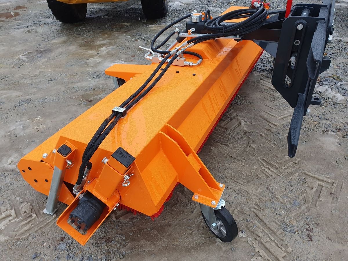 Kehrmaschine typu Padagas FOX Kehrmaschine Hoflader Radlader Traktor Bema, Neumaschine v Aigen-Schlägl (Obrázek 10)
