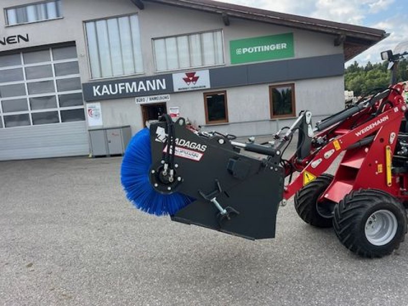 Kehrmaschine des Typs Padagas Kehrschaufel 1,3m Euroaufnahme, Neumaschine in NATTERNBACH (Bild 1)