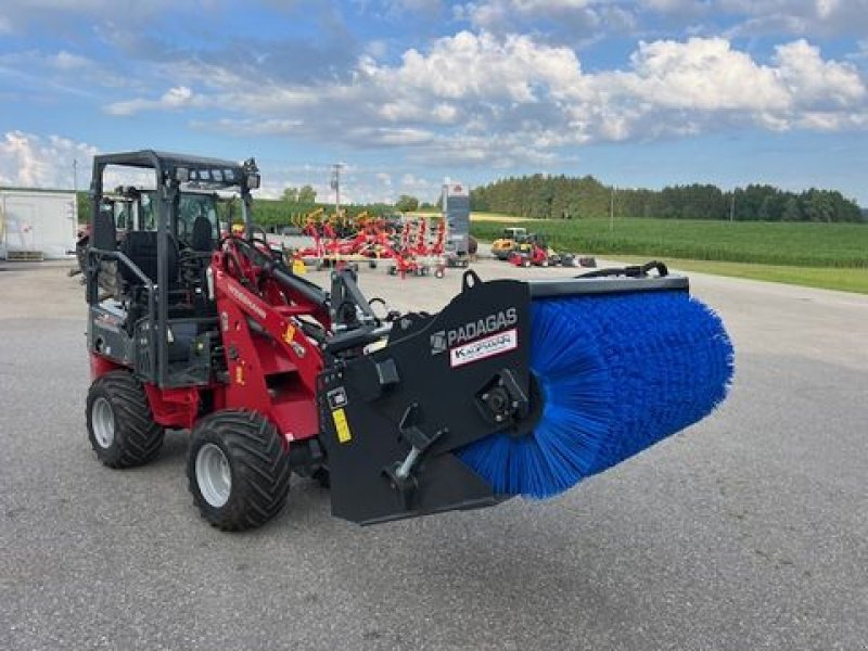 Kehrmaschine des Typs Padagas Kehrschaufel 1,3m Euroaufnahme, Neumaschine in NATTERNBACH (Bild 3)
