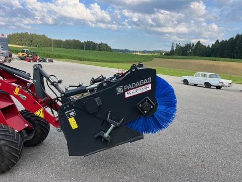 Kehrmaschine des Typs Padagas Kehrschaufel 1,3m Euroaufnahme, Neumaschine in NATTERNBACH (Bild 5)
