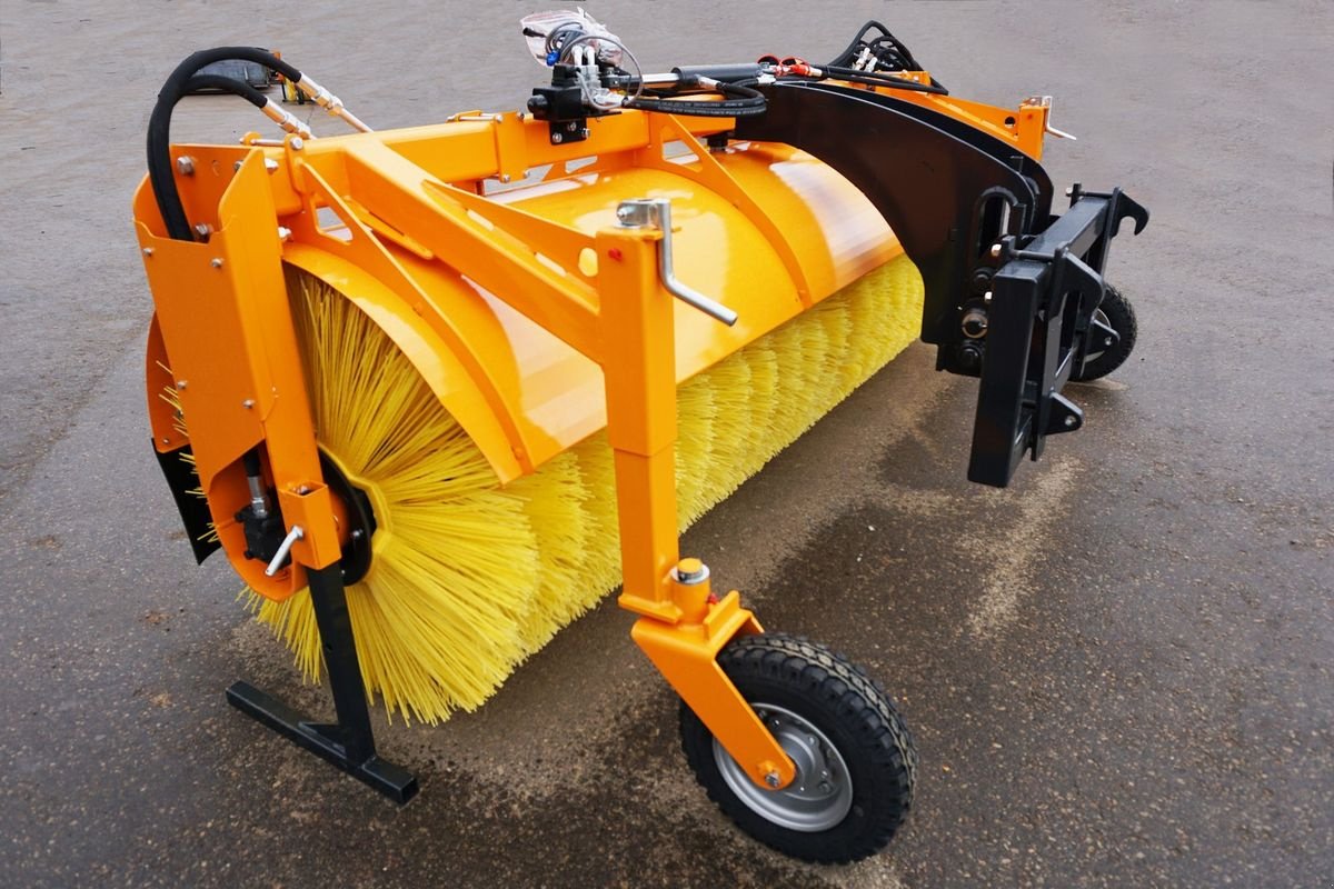 Kehrmaschine des Typs Padagas SHARK H KEHRMASCHINE Traktor Bema Tuchel Radlade, Neumaschine in Aigen-Schlägl (Bild 4)