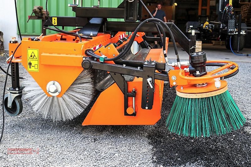 Kehrmaschine des Typs PRONAR ZM 2000 Kehrmaschine 2m + Seitenbesen, Neumaschine in Ostheim/Rhön (Bild 3)