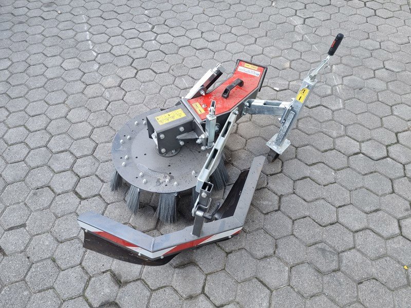 Kehrmaschine des Typs Rapid WKB 60 Wildkrautbürste, Ausstellungsmaschine in Chur (Bild 2)